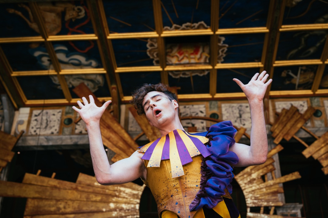 Twelfth Night. Kuvassa Jos Vantyler (Feste). Kuva: Helen Murray.