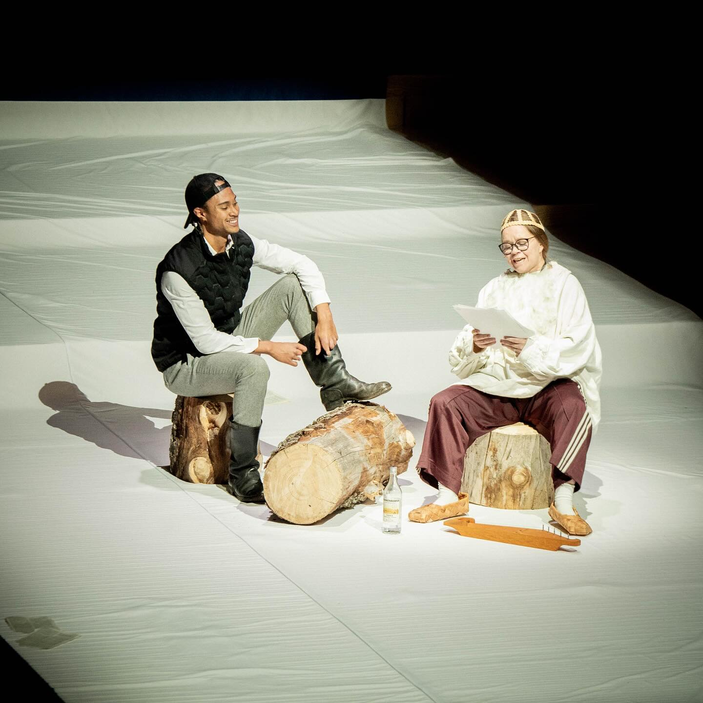 Sotilaan tarina. Kuvassa Leo Ikhilor ja Katja Küttner. Kuva: Tuomas Tenkanen.