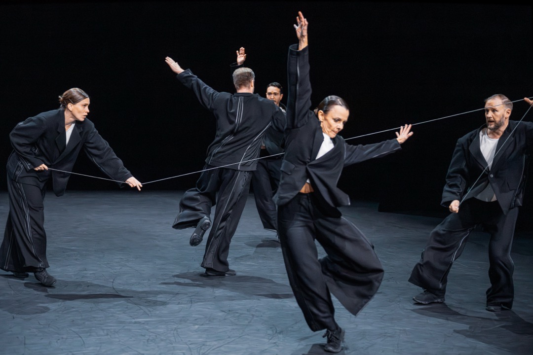 Matching Steps. Kuvassa: Saara Töyrylä, Riku Lehtopolku, Olli Lautiola, Jonna Aaltonen ja Eero Vesterinen. Kuva: Cata Portin.