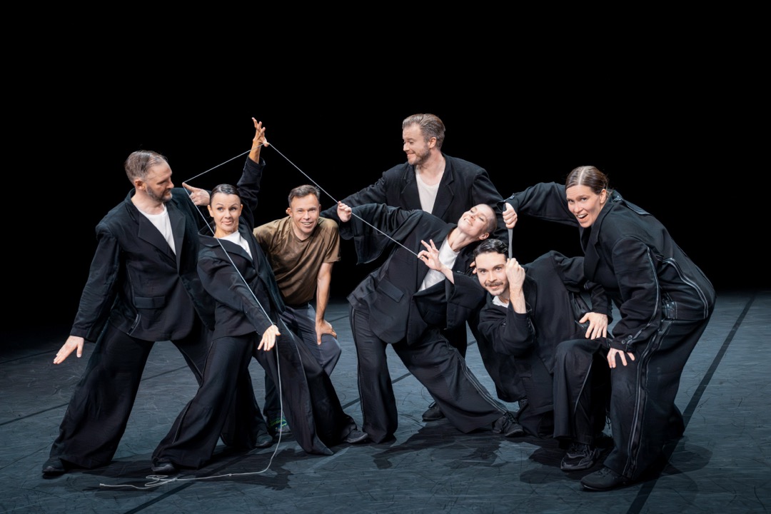 Matching Steps. Kuvassa: Eero Vesterinen, Jonna Aaltonen, Carl Knif, Riku Lehtopolku, Terhi Vaimala, Olli Lautiola ja Saara Töyrylä. Kuva: Cata Portin.