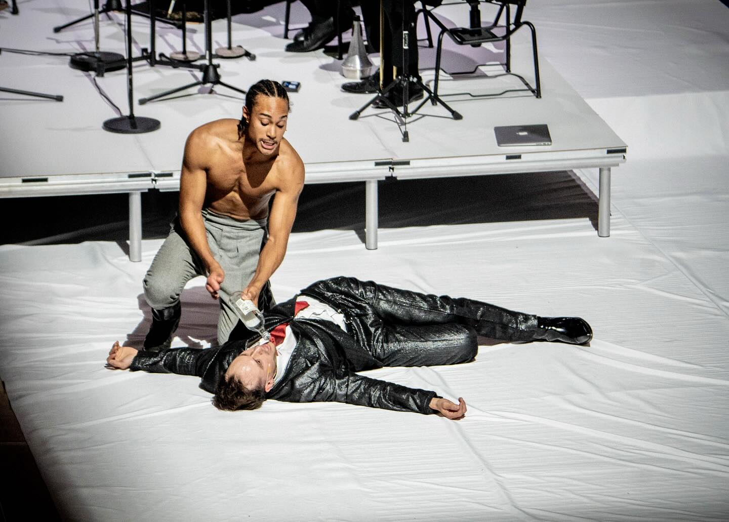 Sotilaan tarina. Kuvassa Leo Ikhilor ja Aleksi Holkko. Kuva: Tuomas Tenkanen.