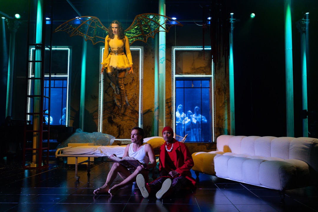 Angels in America. Kuvassa alhaalla Aleksi Holkko ja Leo Ikhilor, ylhäällä Inke Koskinen. Kuva: Mitro Härkönen.