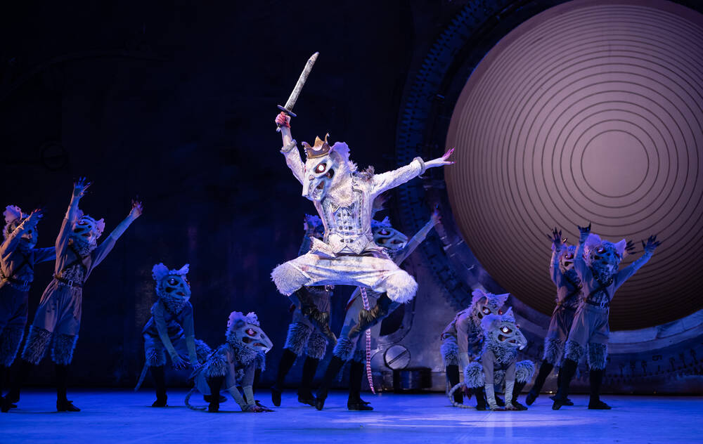 Pähkinänsärkijä ja Hiirikuningas. Etualalla Shunsuke Arimizu. Kuva: Roosa Oksaharju.