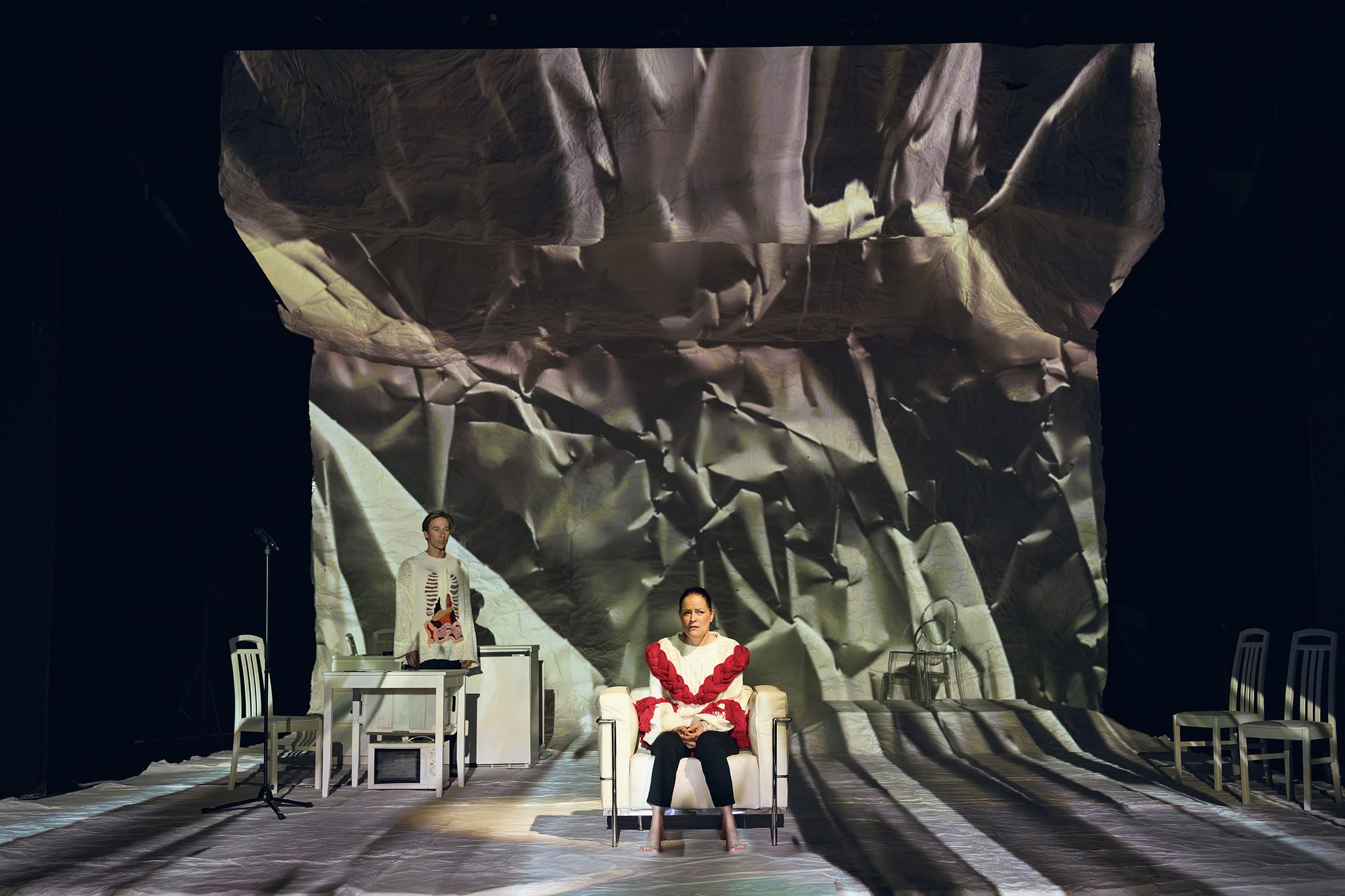 Kissani Jugoslavia. Kuvassa etualalla Miia Selin ja takana Saska Pulkkinen. Valokuva: Kari Sunnari.