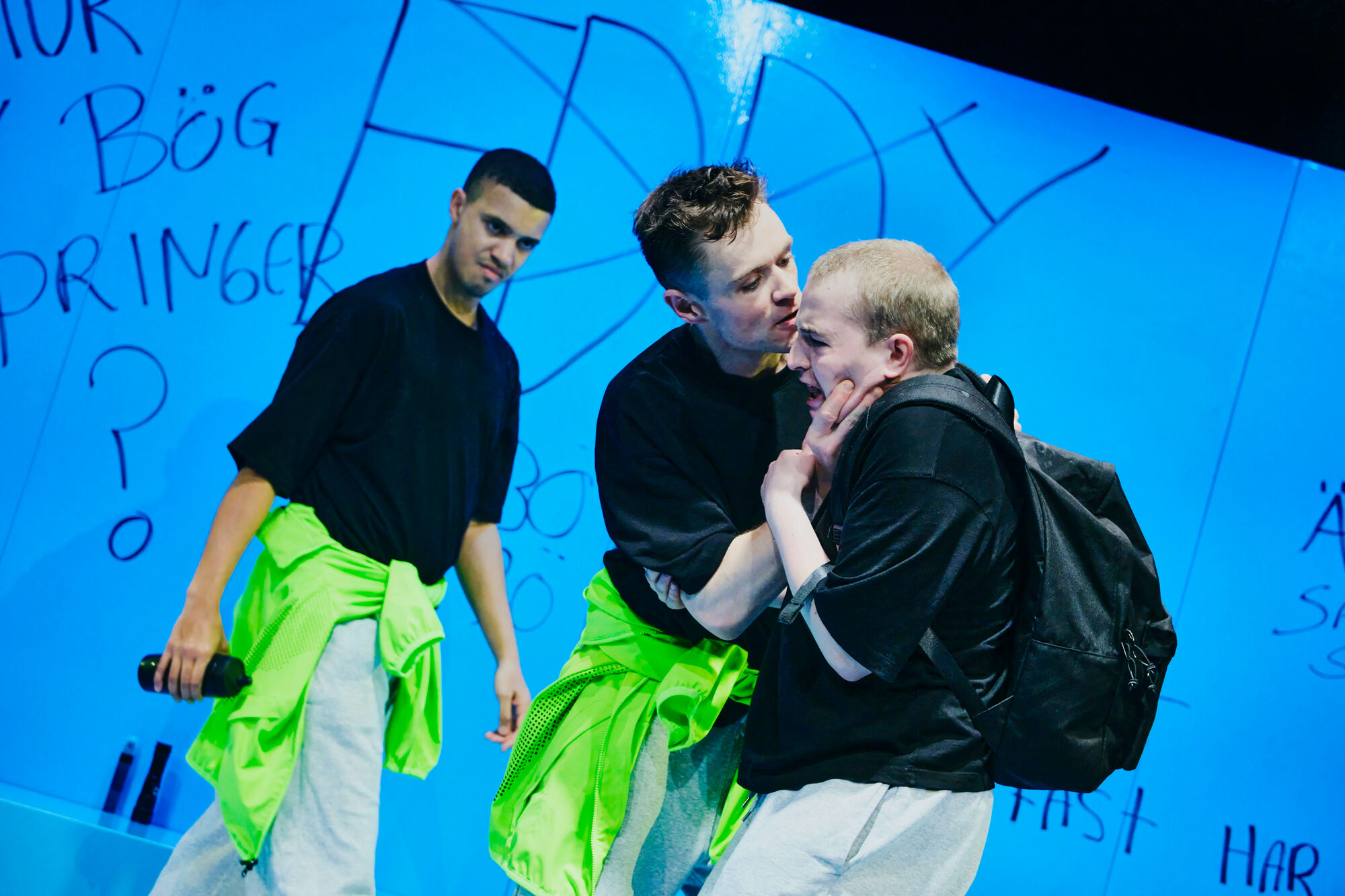 Våldets historia. Kuvassa Salomon Z. Patrick, Andreas Kvisgaard ja Patrik Kumpulainen. Kuva: Kasper Dalkarl.