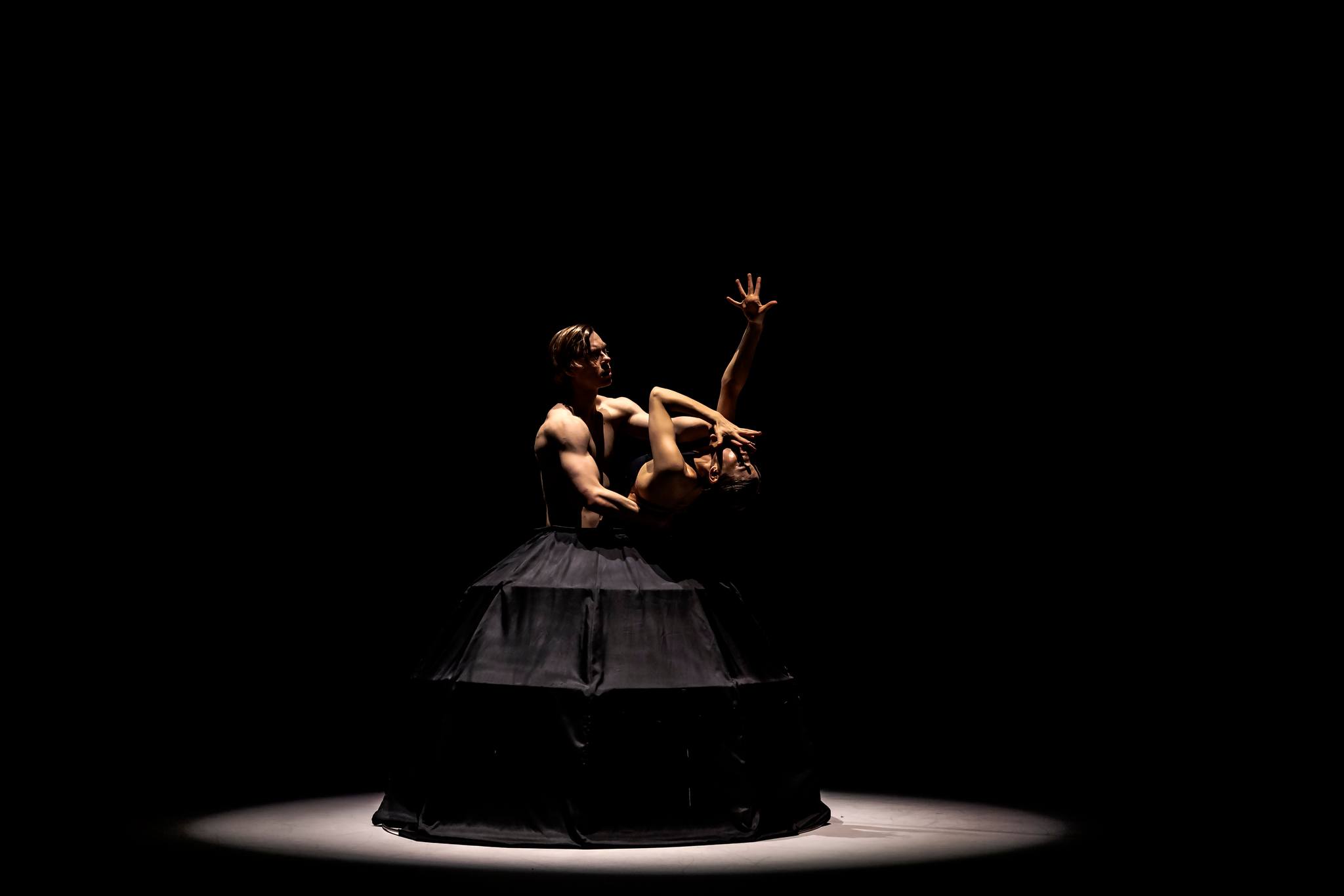 If shadows are weightless, how come they are so heavy? Kuvassa Atte Kilpinen ja Suvi Honkanen. Kuva: Minna Hatinen.