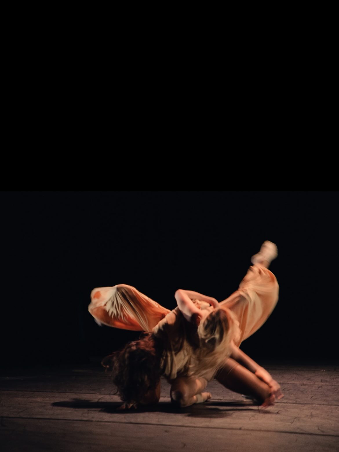 Atë. Kuvassa Suvi Honkanen ja Katariina Luukas. Kuva: Ali Kesanto.