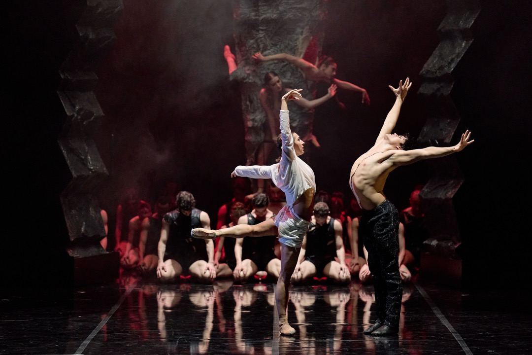 Staatsballett Karlsruhe: Dracula. Kuvassa etualalla Marta Andreitsiv ja Lasse Caballero. Kuva: Admill Kuyler.