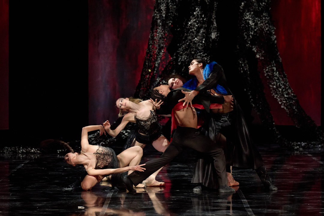 Staatsballett Karlsruhe: Dracula. Kuvassa Maria Mazzotti, Veronika Jungblut, Daniel Rittoles, Ella Matthews ja Lasse Caballero. Kuva: Admill Kuyler.