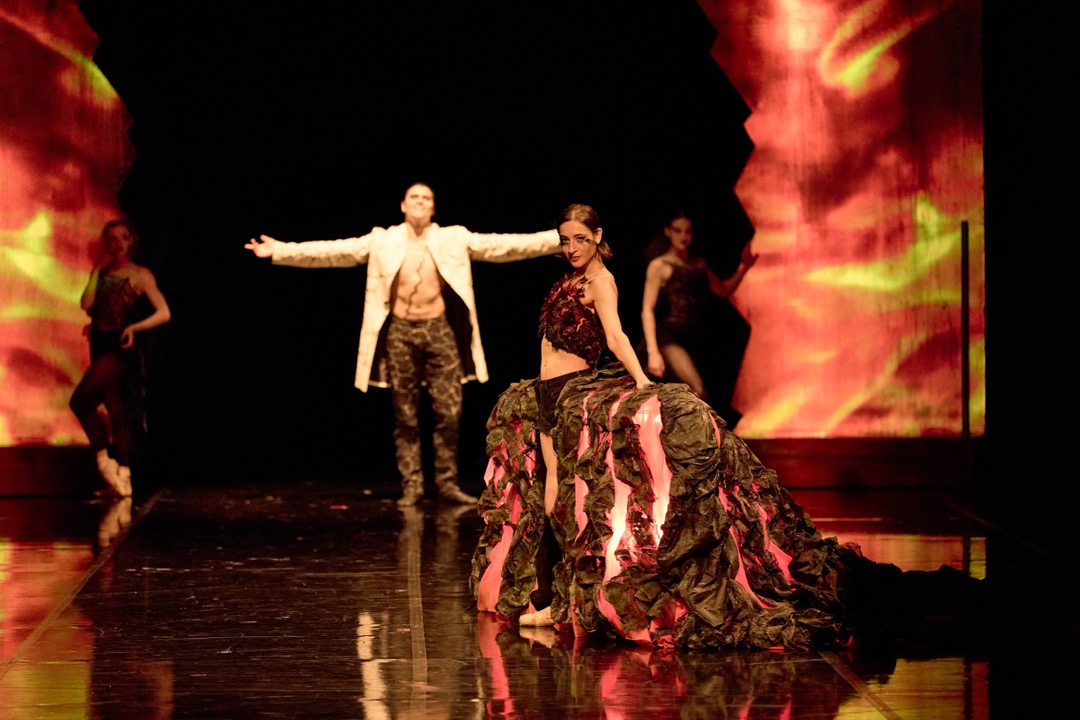 Staatsballett Karlsruhe: Dracula. Kuvassa etualalla Marta Andreitsiv, taustalla Veronika Jungblut, Lasse Caballero ja Ella Matthews. Kuva: Admill Kuyler.