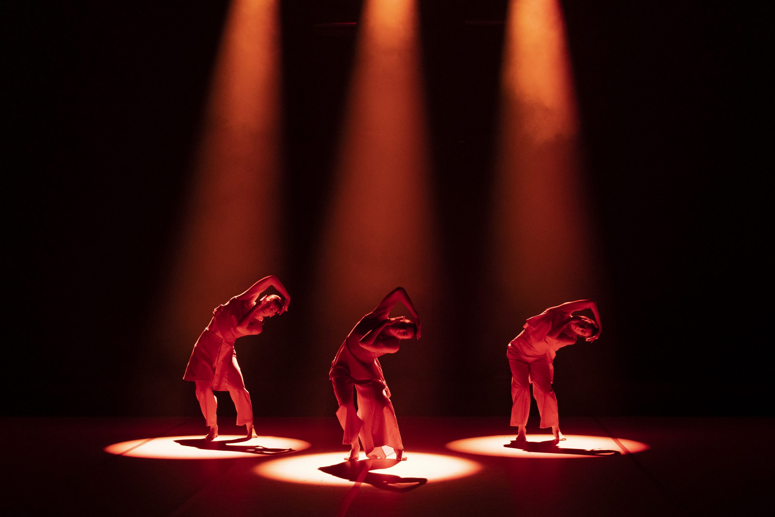 Ever. Kuvassa Anette Toiviainen, Aino Päivike ja Katerina Torp. Kuva: Tuomas Honkanen.