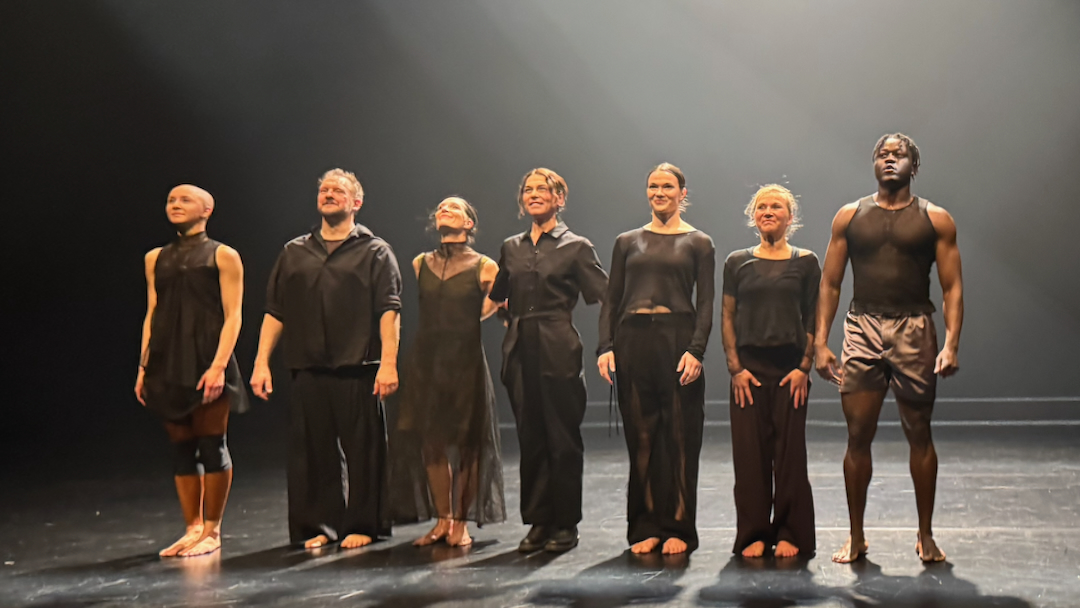 Lautu surusta. Loppuaplodeissa Sofia Ruija, Eero Vessterinen, Anneke Lönnroth, Hanna Brotherus, Saida Solla, Mirva Mäkinen ja Ive Ntumba.