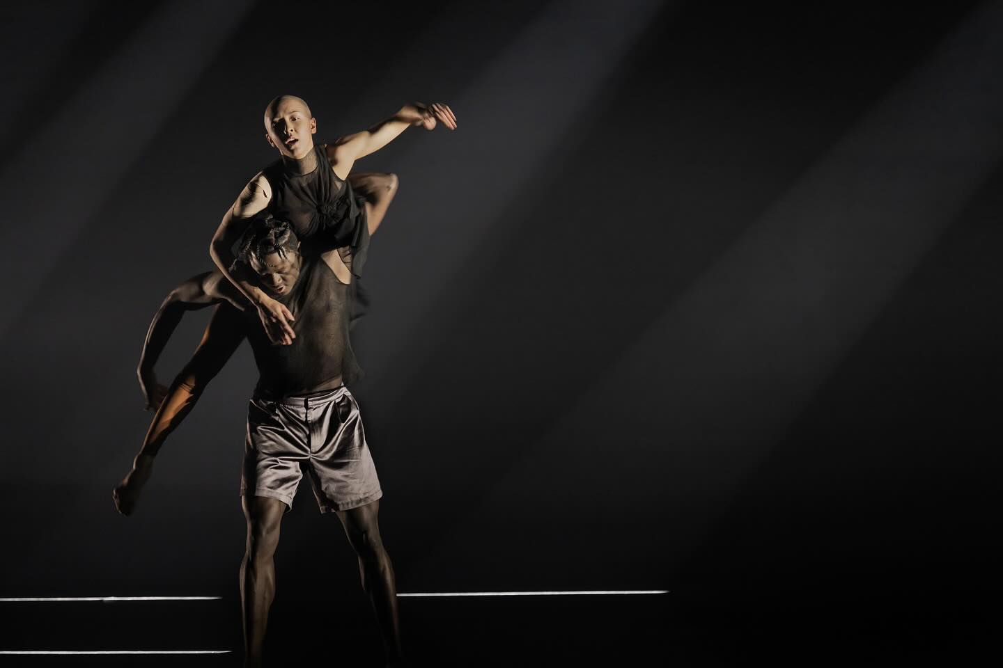 Lautu surusta. Kuvassa Ive Ntumba ja Sofia Ruija. Kuva: Nico Backström.