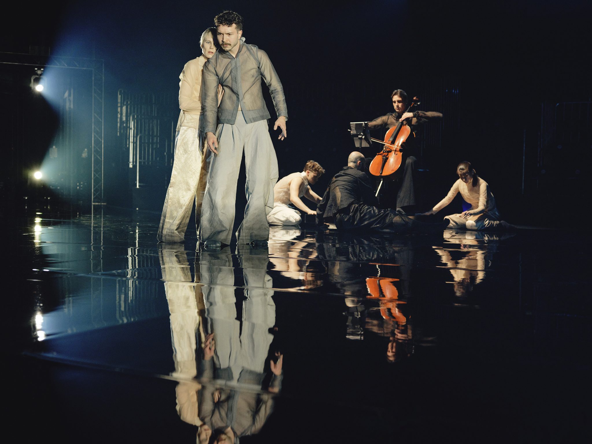 Study for Life. Kuvassa etualalla Jenna Broas ja Olli Lautiola. Kuva: Justus Hirvi.