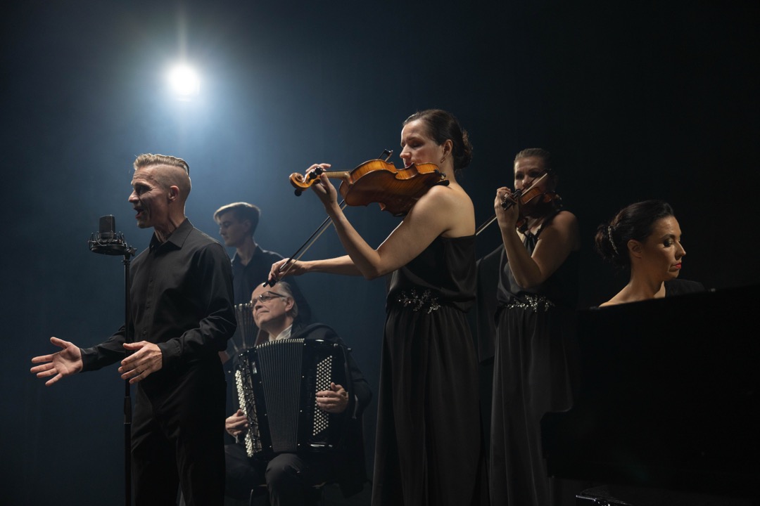 Piazzolla-ilta. Kuvassa Simo Heiskanen ja Guardia Nueva. Kuva: Ari Kauppila.