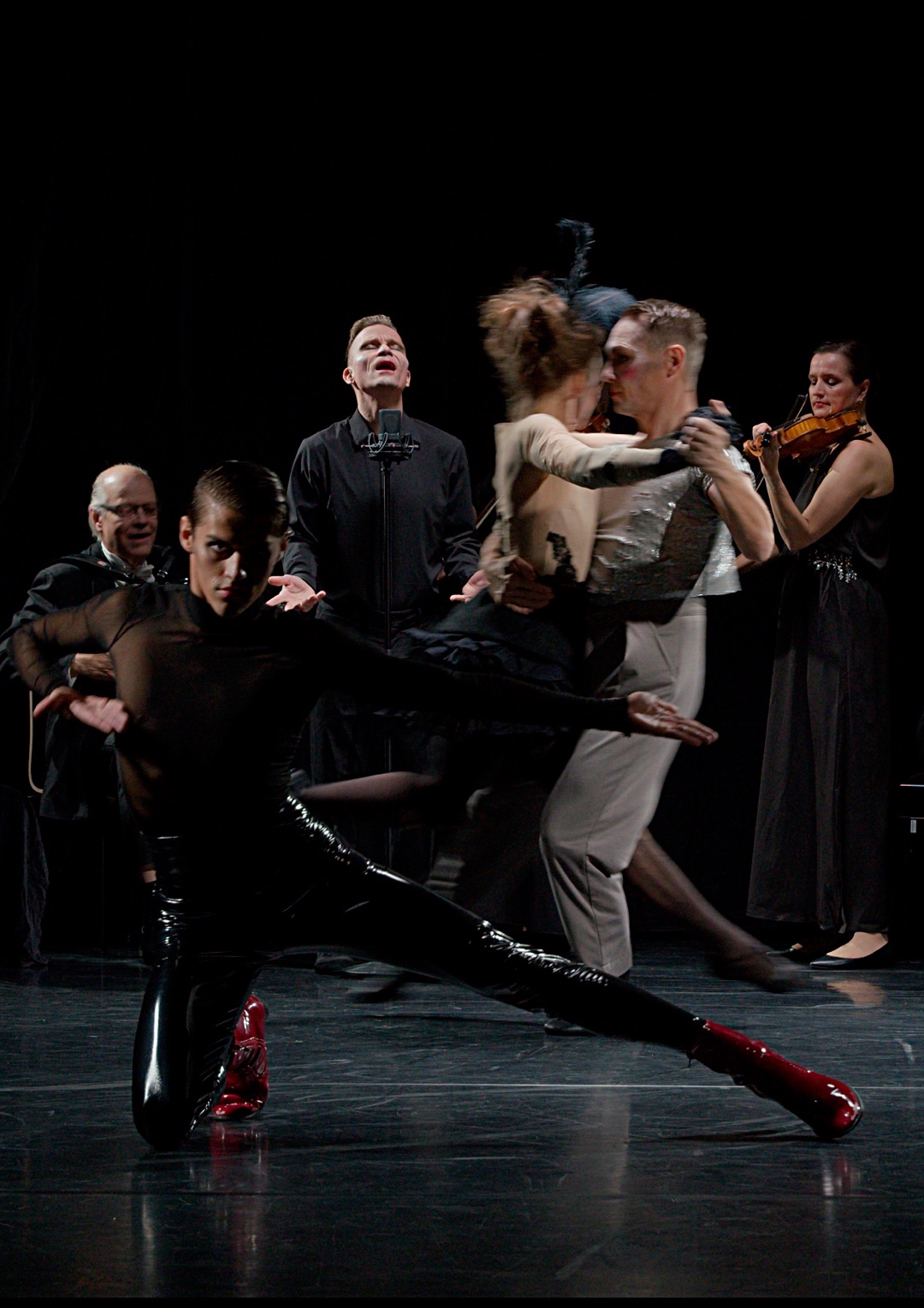 Piazzolla-ilta. Kuvassa etualalla Kasperi Kolehmainen, Sanna Hento ja Jussi Väänänen. Taempana Simo Heiskanen ja Guardia Nueva. Kuva: Ari Kauppila.