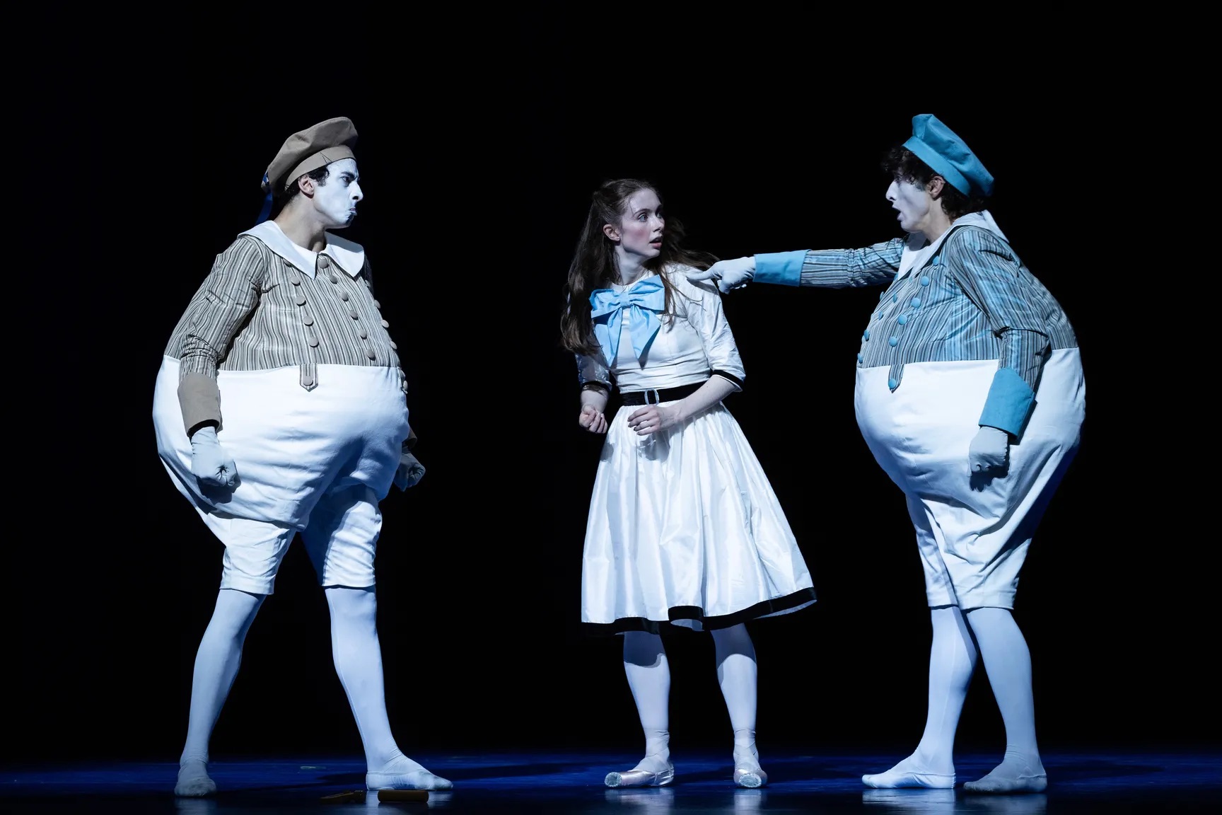 Wunderland. Kuvassa Louis Musin, Olivia Betteridge ja Francesco Cortese. Kuva: Kiran West.