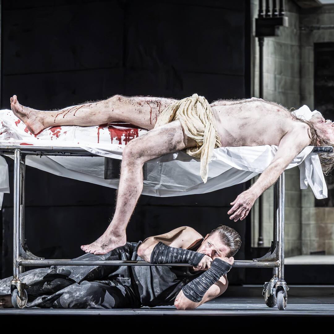 Parsifal. Kuvassa alla Stanislas de Barbeyrac ja päällä Christian Gerhaher. Kuva: Marc Brenner.