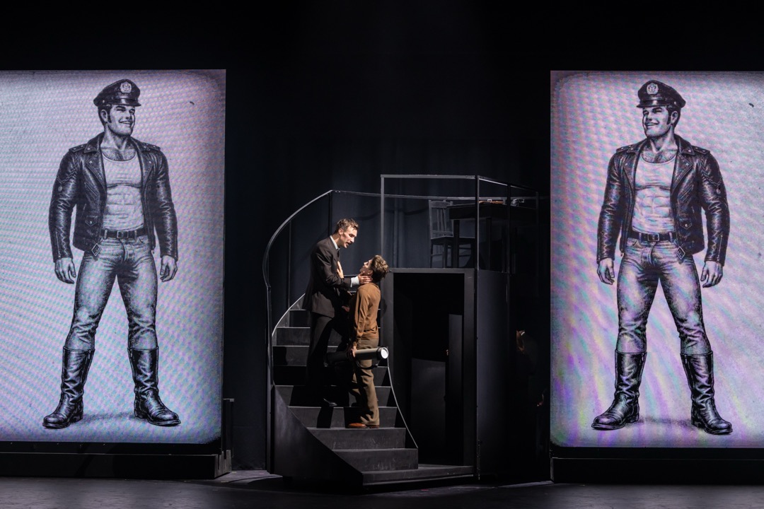 Tom of Finland -musikaali. Kuvassa Olli Rahkonen ja Antti Lang. Kuva: Tapio Aulu.