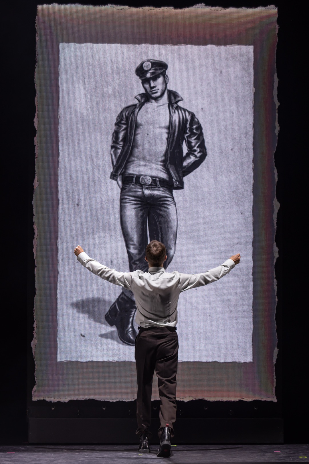 Tom of Finland -musikaali. Kuvassa selin Olli Rahkonen. Kuva: Tapio Aulu.